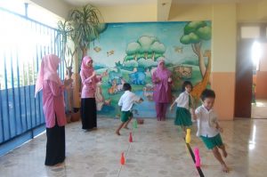 Tampak Guru melakukan metode bermain anak