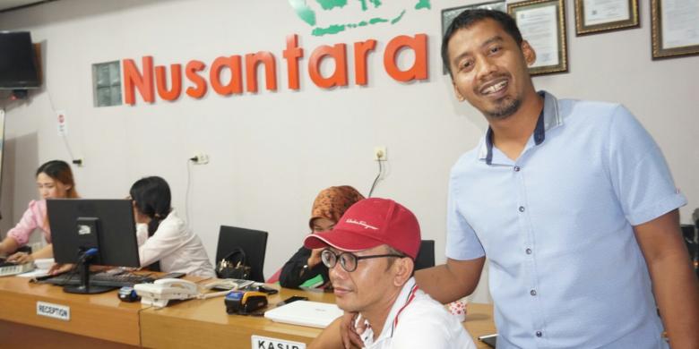 Muhammad Syaifudin (37) (berdiri) ketua Komunitas Supir Arab Bali saat ditemui Kompas.com di kantornya di wilayah Kuta