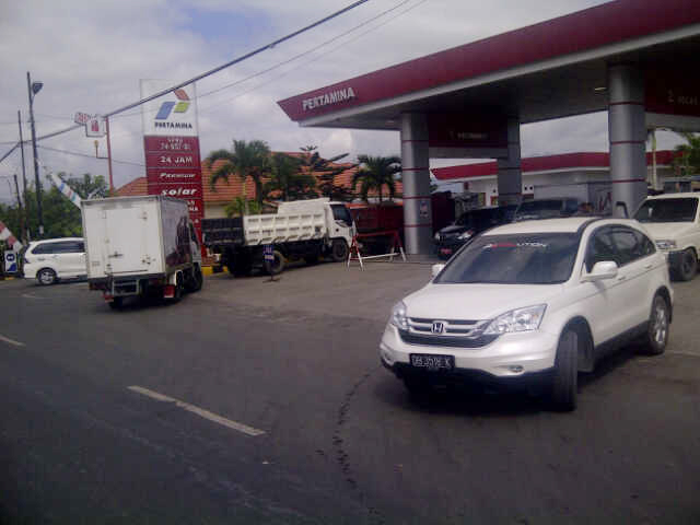 Nampak antrian kendaraan di salah satu SPBU Kotamobagu