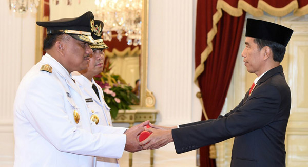 Penyerahan petikan Keppres dari Presiden Joko Widodo. foto:biro pers