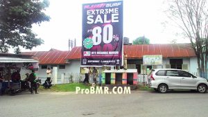 Tampak Petugas Sedang Mencopot Reklame Planet Surf