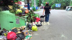 Tampak Sampah di Jalan Cendana Berserakan