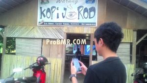 Tampak, Ridho yang sedang berburu monster Pokemon Go di halaman warung Kopi Jarod