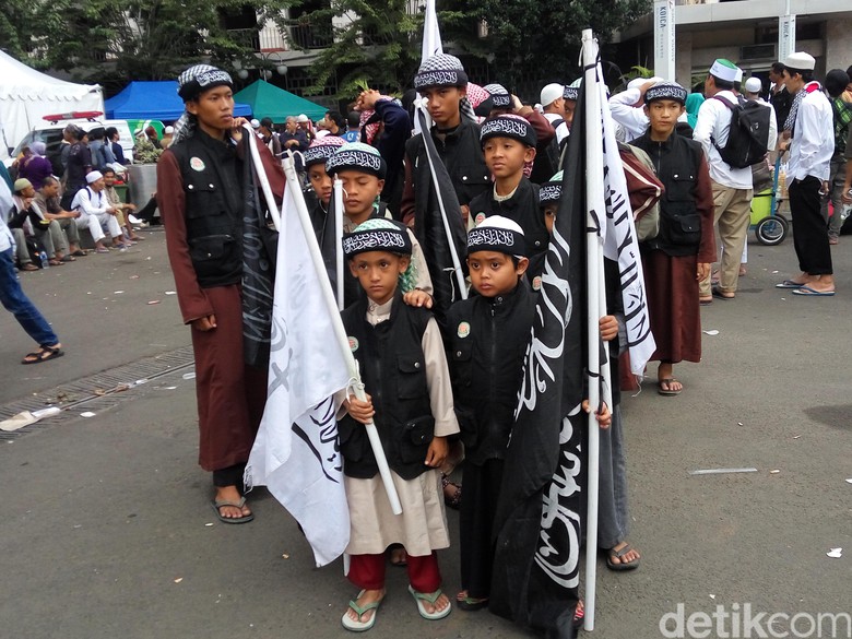 Para Santri juga mengikuti aksi 313