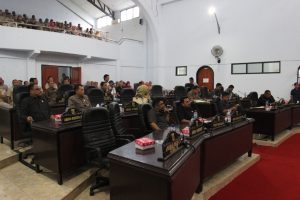 Para anggota DPRD mengikuti sidang paripurna.