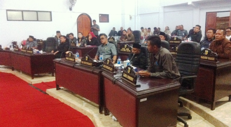 Para anggota Dewan saat menghadiri Sidang Paripurna.