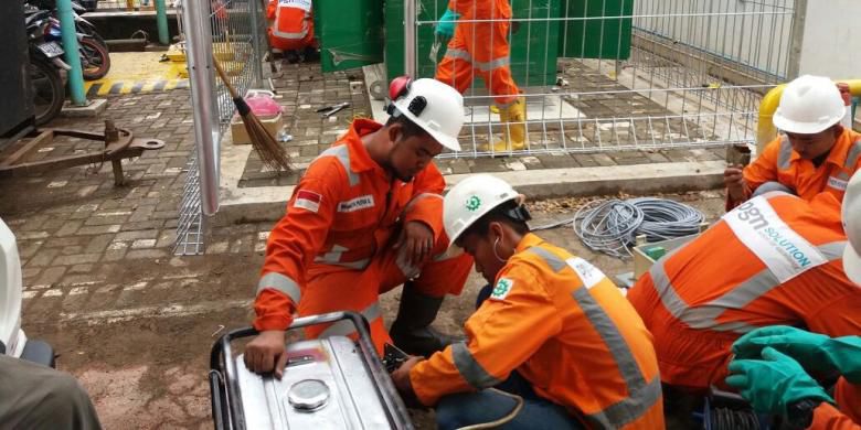 Para pekerja PGN tengah memasang pipa gas