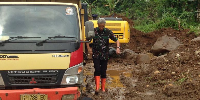 Para pekerja melarikan diri saat Gubernur Jateng Ganjar Pranowo melakukan sidak di lokasi tersebut
