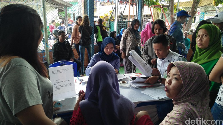 Partai NasDem DKI Jakarta membagikan honor kepada para saksi .