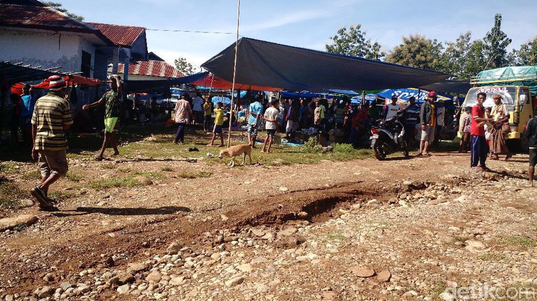 Pasar Turiskain di tepi Sungai Malibaka