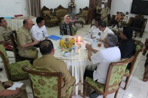 Pembahasan serius rencana pembangunan di Kota Kotamobagu oleh Wali Kota dan Dirjen Bina Marga dan para pejabat Dinas PU Provinsi.