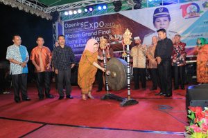 Wali Kota membuka Kotamobagu Expo 2017, di tandai pemukulan Gong.