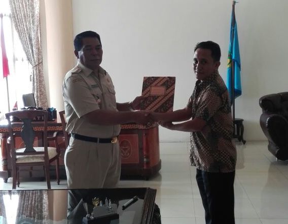 Penyerahan NPHD oleh Bupati Bolmong, Salihi B Mokodongan kepada Ketua KPU Bolmong Fahmi Gobel.