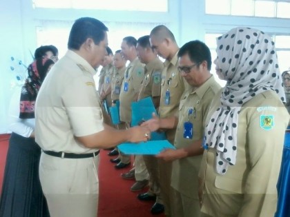 Penyerahan-SK-PPTK-oleh-Bupati-Bolmong-kemarin-e1455044439918