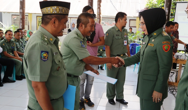 Penyerahan dana desa oleh Walikota Kotamobagu, Ir Tatong Bara.