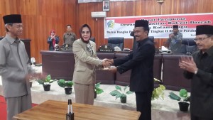 Penyerahan nota kesepahaman dari pimpinan DPRD kepada  Walikota