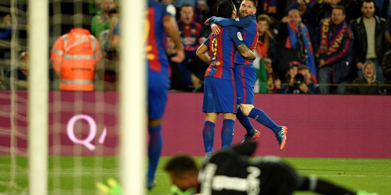 Penyerang Barcelona, Lionel Messi, merayakan golnya bersama Luis Suarez dalam pertandingan La Liga melawan Valencia pada 19 Maret 2017.