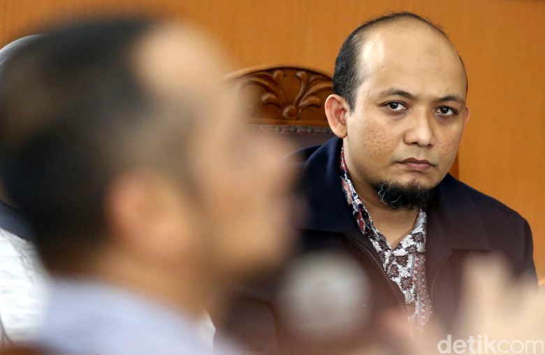 Penyiraman air keras ke penyidik KPK Novel Baswedan.