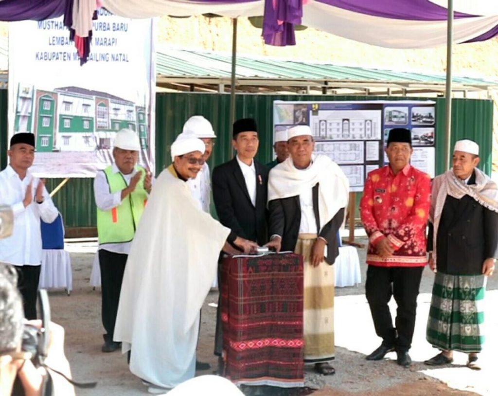 Pesantren yang lebih dikenal dengan pesantren Purba Baru didirikan di Desa Tanobato, Kabupaten Mandailing Natal.