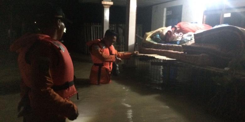 Petugas Basarnas tengah memantau lokasi banjir di Brebes