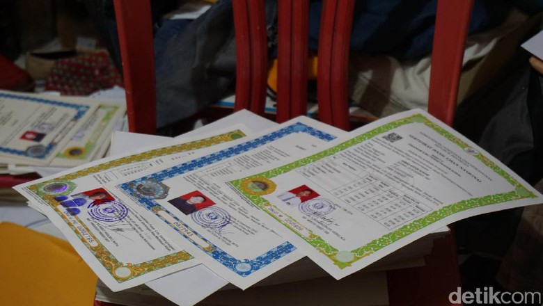 Polisi menggerebek rumah percetakan sertifikat palsu di Tambora.