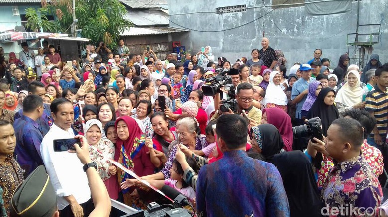 Presiden Jokowi bagikan sembako di Tebet.