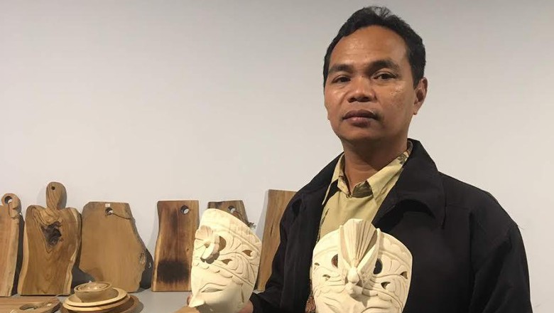 Pria tamatan SMP ini membuat aneka produk kerajinan kayu.
