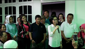 Tampak Yasti Soeprejo Mokoagow, didampingi Bupati Mitra Jems Sumendap, Wali Kota Kotamobagu, Ir Tatong Bara, saat memebrikan sambutan ditengah para pendukung.