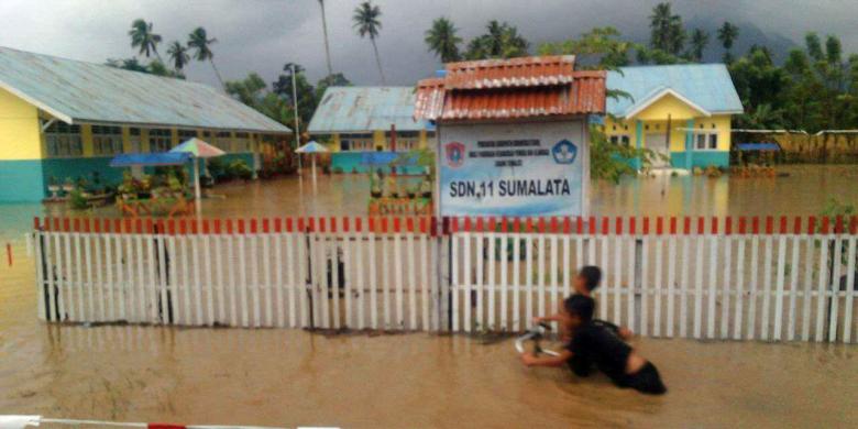 Sebuah bangunan sekolah di Kabupaten Gorontalo Utara terendam air. Banjir juga menggenangi pemukiman warga di 2 kecamatan, sumalata dan Biau