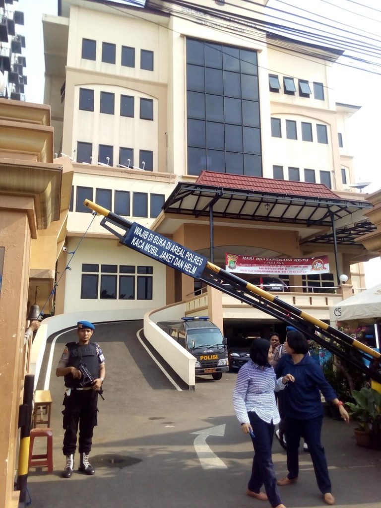 Sebuah mobil Toyota Avanza terbakar di lokasi parkiran jemaah tabligh akbar di Jl MT