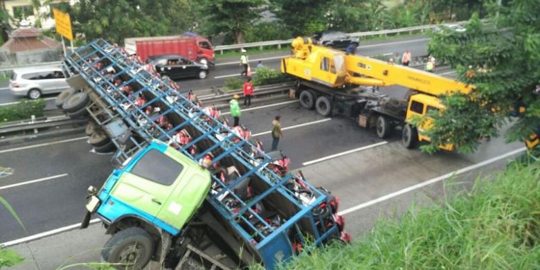 Sebuah truk 5 gandar yang memuat puluhan sepeda motor Honda CBR terguling di ruas tol Jatingaleh-Tembalang Km 10.900, Semarang