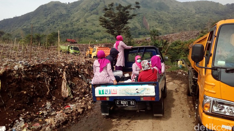 Sejumlah istri pengusaha di Garut yang menamakan diri Tim 10 blusukan ke Tempat Pembuangan Akhir (TPA)