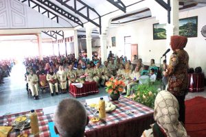 Tampak Wali Kota Ir. Tatong Bara saat memberikan sambutan pada kegiatan Sosialisasi dan Launching Kartu Ijin Usaha, Senin (25/4) pagi tadi