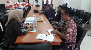Suasana studi komparasi Banleg dengan Biro Hukum Pemkot Surabaya.