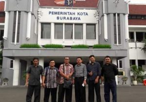 Tampak anggota Badan Legislasi DPRD Kotamobagu di Depan Kantor Wali Kota Surabaya.
