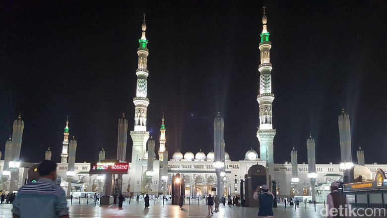 Suasana menjelang Subuh di Masjid Nabawi