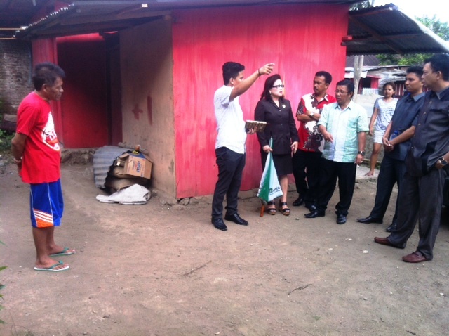Tampak Anggota Dewan Kota Kotamobagu saat meninjau lokasi pelebaran jalan Kotobangun-Moyag. (Foto: dadang/ProBMR)