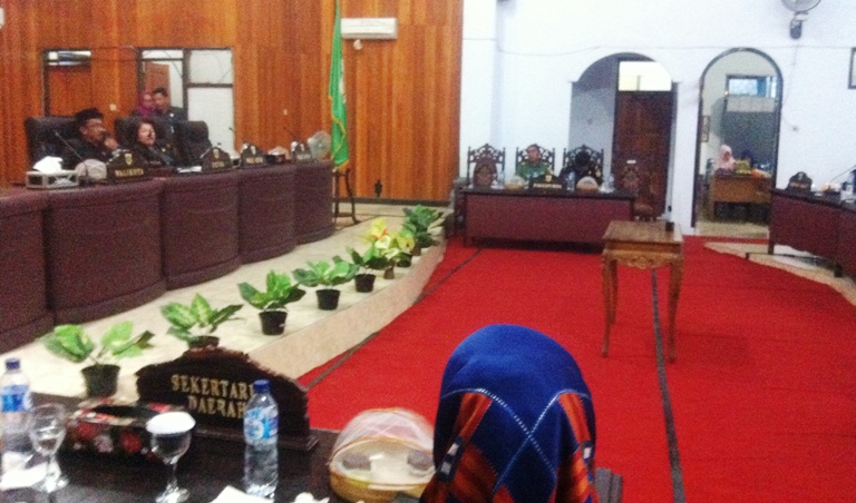 Tampak Ketua Dewan Hi Ahmad Sabir di dampingi Wakil Ketua Diana Roring saat memimpin sidang Paripurna.