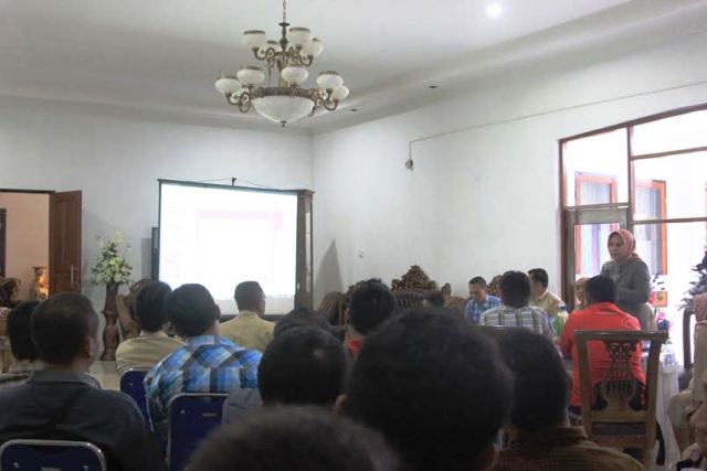 Tampak  Walikota Kotamobagu, Ir Tatong Bara, mengadakan pertemuan dengan pihak PT. Telkomsel, sebagai penyedia jasa jaringan selular diwilayah Kota Kotamobagu. (Foto: dadang/ProBMR)