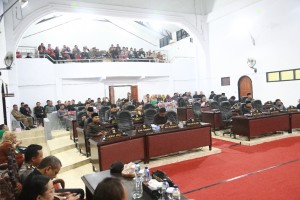 Tampak anggota DPRD dan jajaran kepala SKPD serius mengikuti jalannya sidang Paripurna
