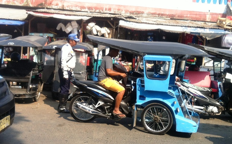 Tampak-petugas-Dishub-sedang-menertibkan-Bentor-di-jalur-Jalan-Ibolian