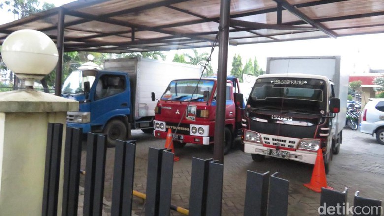 Tiga truk dan tiga mobil pick up diamankan petugas dari Kepolisian Sektor Kalideres.