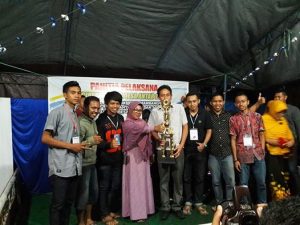 Tim Vegy menjadi pemenang atas lomba Volly Putra berfoto  bersama Sangadi Bilalang I