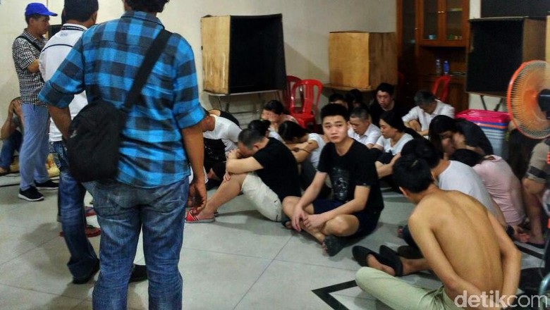 (WN) asing pelaku penipuan siber ke dalam tahanan.