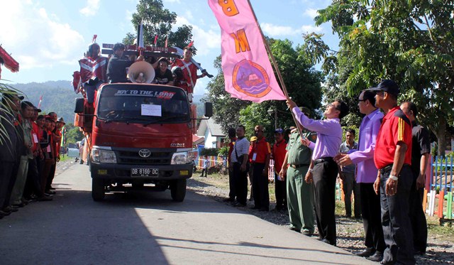 Wakil Bupati Yanny Ronny Tuuk STh MM melepas rombongan pawai paskah