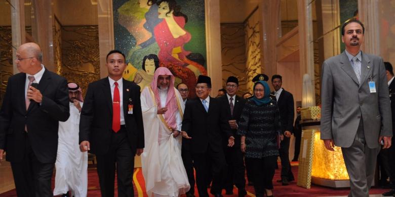 Wakil Presiden Jusuf Kalla dan Raja Arab Saudi Salman bin Abdulaziz al-Saud saat berjalan di lobi Hotel Raffles