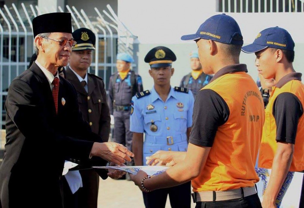 Wakil Walikota Drs Jainuddin Damopolii Saat menyerahkan secara simbolis remisi kepada para warga binaan Rutan Kotamobagu. (Foto: dadang/ProBMR)