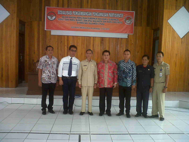 Wakil Walikota bersama Komisioner Bawaslu Sulut serta Pemateri sosialisasi