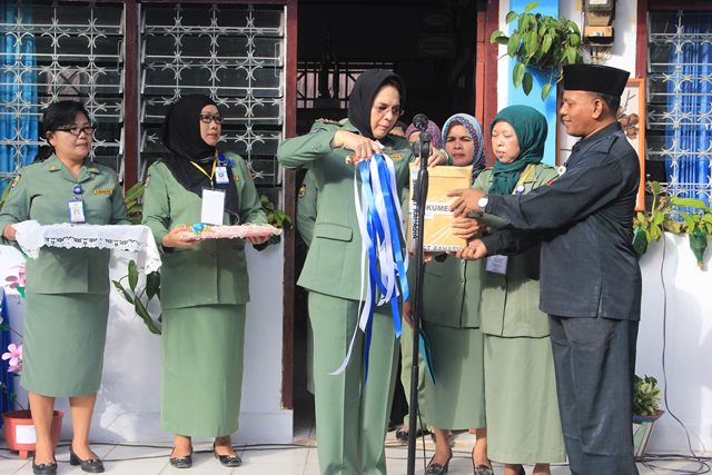 Walikota Kota Kotamobagu saat membuka sampul Ujian Nasional Tingkat SMP
