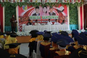 Wali Kota saat memberikan sambutan pada wisuda Santri